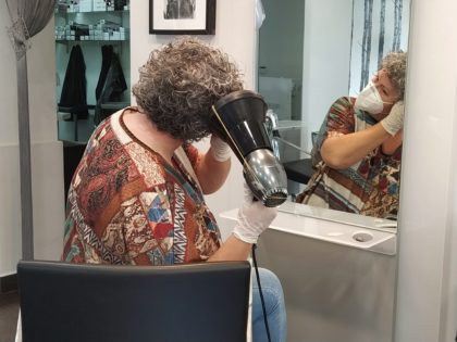 Las clientas deben ir protegidas a la peluquería